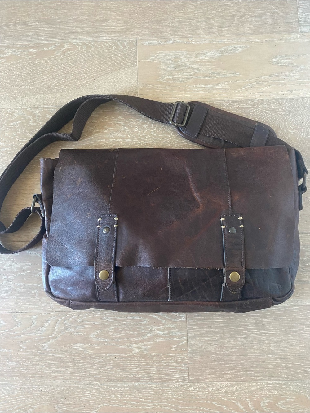 Buffalo Jackson WALKER brown soft Leather fits 15’ laptop Messenger Bag